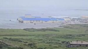 penampakan-tsunami-usai-gempa-hantam-rusia-1753848386486_169