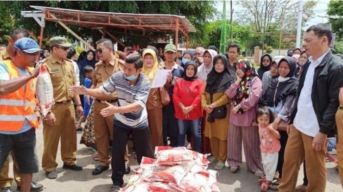Sebanyak-320-Ton-Beras-Medium-sudah-disalurkan-ke-32-Kecamatan.jpg