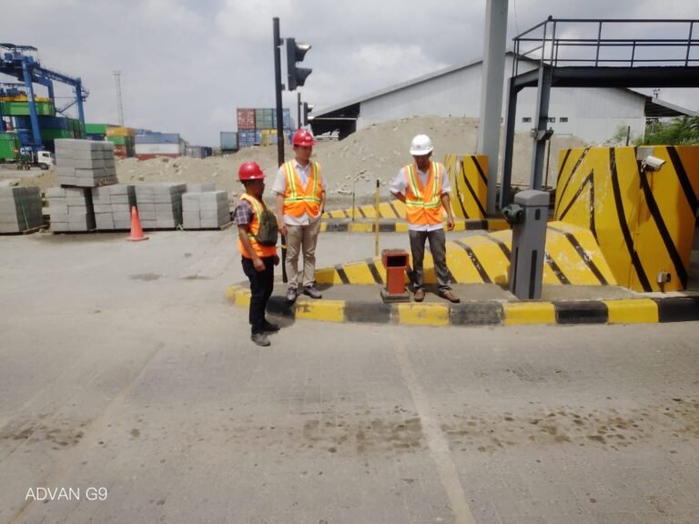 pemasangan palang parkir bft di pelabuhan samarinda (1)