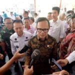 Respons Wamendagri Bima Arya: Bendera PAN Dikibarkan Massa Aksi, Tuntut Pembubaran DPR di Senayan