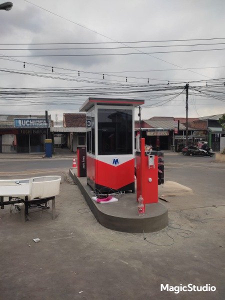 🔧 Apa Itu Palang Parkir Otomatis? Palang parkir otomatis adalah sistem penghalang kendaraan berbasis barrier gate yang digunakan untuk mengatur keluar-masuk kendaraan di area parkir. Sistem ini bekerja secara otomatis menggunakan sensor, tombol, kartu RFID, hingga sistem pembayaran digital seperti QRIS Tap & Go. Di Indonesia, penggunaan palang parkir otomatis semakin meningkat karena mendukung efisiensi, keamanan, dan transparansi retribusi parkir. 🏙️ Manfaat Pemasangan Palang Parkir Meningkatkan Keamanan Kendaraan Palang parkir berfungsi sebagai gerbang kontrol agar setiap kendaraan yang masuk dan keluar dapat terdata secara otomatis. Meningkatkan Pendapatan Pengelola (PAD atau Pemilik Lahan) Dengan sistem digital, setiap transaksi tercatat dan dapat dimonitor secara real time. Beberapa pemerintah daerah bahkan menerapkan sistem e-parking untuk meningkatkan Pendapatan Asli Daerah (PAD). Mengatasi Pungli dan Parkir Liar Penerapan sistem palang parkir otomatis Tap and Go telah terbukti menekan praktik pungutan liar di banyak kota besar. Efisiensi Operasional Sistem semi manless atau manless parking memungkinkan pengelola menghemat biaya tenaga kerja karena semua sistem berjalan otomatis. 🏢 Jenis-Jenis Palang Parkir Otomatis Berikut beberapa jenis yang populer di pasaran Indonesia: Jenis Kecepatan Keterangan Palang Parkir Ultra Guard 0.3–0.6 detik Cocok untuk area padat kendaraan seperti mall dan rumah sakit Palang Parkir M-Gate Heavy Duty 0.6–1 detik Didesain untuk area industri dan jembatan timbang Palang Parkir QRIS Tap & Go < 1 detik Menggunakan pembayaran digital berbasis QRIS Palang Parkir Portable Bervariasi Ideal untuk acara sementara atau lokasi proyek Palang Parkir Perumahan 0.6–1 detik Umumnya digunakan di komplek dan area tertutup Beberapa produsen nasional seperti MSM Parking Group telah memproduksi seri Ultra Guard dan M-Gate dengan motor berkualitas tinggi dan sistem anti-crash untuk mencegah kerusakan akibat benturan kendaraan. 💰 Estimasi Harga Palang Parkir Otomatis Harga palang parkir otomatis bervariasi tergantung merek, kecepatan buka-tutup, dan fitur tambahannya. Rata-rata harga di Indonesia berkisar antara Rp 16 juta – Rp 45 juta per unit, belum termasuk instalasi dan sistem pembayaran digital. Sistem palang parkir bandung misalnya, umumnya sudah terintegrasi dengan dashboard digital berbasis cloud untuk monitoring jumlah kendaraan dan pendapatan. 💡 Tips Memilih Palang Parkir yang Tepat Perhatikan Kecepatan Motor dan Daya Tahan Area padat membutuhkan kecepatan buka-tutup di bawah 1 detik. Pilih Sistem Parkir Digital yang Terintegrasi Pastikan mendukung pembayaran QRIS, kartu RFID, dan ANPR (Automatic Number Plate Recognition). Gunakan Vendor Resmi dan Terpercaya Vendor seperti MSM Parking Group dikenal menyediakan layanan end-to-end, mulai dari perencanaan, perizinan, instalasi, hingga maintenance. Sesuaikan dengan Lokasi dan Kapasitas Palang parkir rumah sakit dan mall memerlukan sistem berbeda dengan palang parkir perumahan atau kampus. Pastikan Ada Garansi dan Layanan Purna Jual Dukungan teknis yang cepat penting untuk menghindari downtime operasional. 🌐 Digitalisasi Parkir dan Tren Smart City Indonesia sedang menuju era smart city, di mana sistem parkir otomatis menjadi bagian dari infrastruktur digital kota. Kota-kota seperti Bandung, Surabaya, dan Karimun telah mulai mengadopsi palang parkir otomatis QRIS untuk meningkatkan efisiensi dan akuntabilitas retribusi. Perusahaan seperti MSM Parking berperan dalam digitalisasi parkir nasional melalui sistem E-Parking, Tap & Go, dan integrasi sensor IoT. Solusi ini membantu pemerintah daerah dan swasta membangun sistem parkir yang aman, efisien, dan transparan. 📊 Kesimpulan Palang parkir otomatis bukan hanya alat fisik, melainkan bagian dari sistem digital yang menghubungkan keamanan, efisiensi, dan pendapatan. Pemilihan palang parkir berkualitas, vendor terpercaya, dan integrasi sistem pembayaran digital menjadi faktor utama menuju pengelolaan parkir modern yang sukses. Untuk Anda yang ingin menerapkan sistem parkir digital di area komersial atau pemerintahan, pastikan memilih vendor yang memiliki rekam jejak nasional, dukungan teknis lengkap, dan legalitas resmi — seperti yang diterapkan oleh beberapa penyedia nasional di Indonesia. Kata Kunci Utama yang Digunakan: palang parkir otomatis, barrier gate, sistem parkir otomatis, harga palang parkir otomatis, sistem e-parking, palang parkir bandung, palang parkir rumah sakit, palang parkir tap and go, palang parkir murah tapi berkualitas, MSM Parking Group.