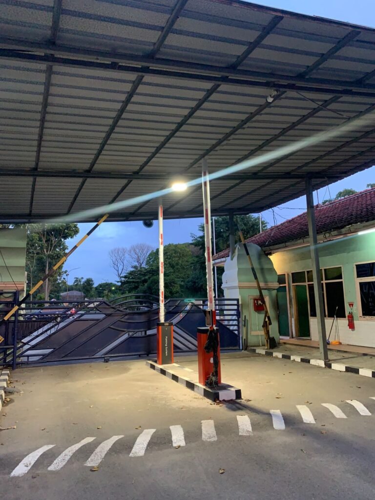 Pemasangan-Palang-Parkir-Otomatis-MSM-Parking-1-768x1024 KBK dan Krakatau Information Perkuat Sistem Akses Kawasan Industri dengan Palang Parkir Otomatis M-Gate dari MSM Parking