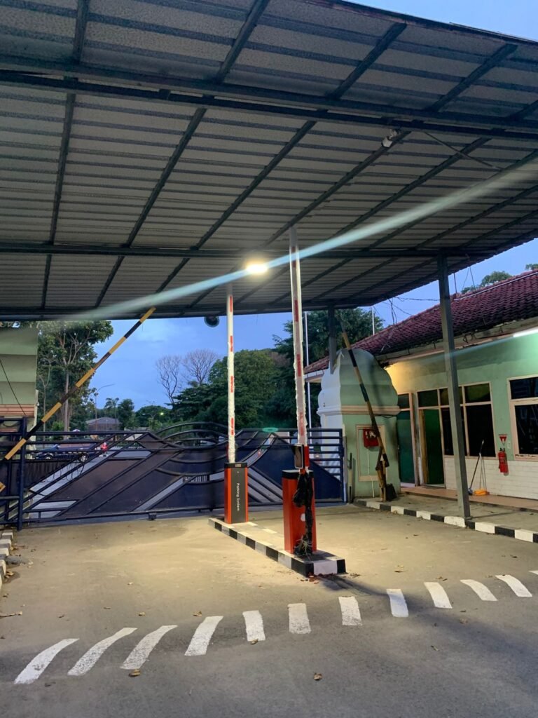 Pemasangan-Palang-Parkir-Otomatis-MSM-Parking-2-768x1024 KBK dan Krakatau Information Perkuat Sistem Akses Kawasan Industri dengan Palang Parkir Otomatis M-Gate dari MSM Parking