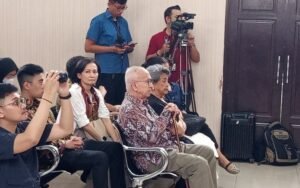 Ayah_dan_Ibu_Hadiri_Sidang_Perdana_Praperadilan_Nadiem_Makarim__.jpg