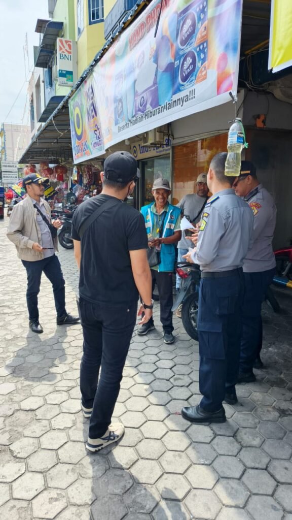 Giat-Dishub-Karimun-dan-PT-MSM-Tiga-Matra-Satria-Sosialisasi-dan-Penertiban-Parkir-OnStreet-Demi-Kenyamanan-Warga-5-576x1024 Giat Dishub Karimun dan PT MSM Tiga Matra Satria: Sosialisasi dan Penertiban Parkir On-Street Demi Kenyamanan Warga