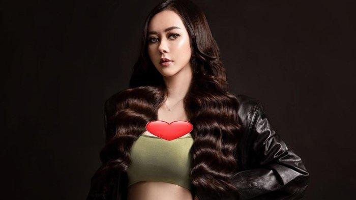 aura-kasih-pamer-tubuh-demplon-dan-rambut-bergelombang-ada-yang-penasaran-dengan-rasanya.jpg