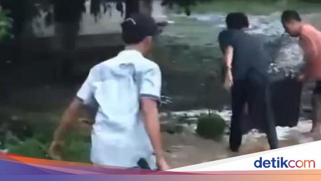 viral-aspal-jalan-banru-di-ngawi-terkelupas-saat-terendam-banjir_169.jpeg