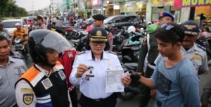 walkot-surabaya-nyatakan-perang-ke-praktik-parkir-liar-650x330