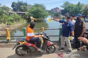 adegan rekonstruksi saat oknum brimob berinisial ca kiri mem j5em.jpg