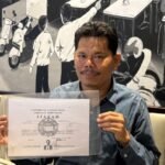 bonatua silalahi memperlihatkan salinan ijazah.jpg