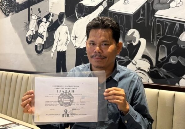 bonatua silalahi memperlihatkan salinan ijazah.jpg