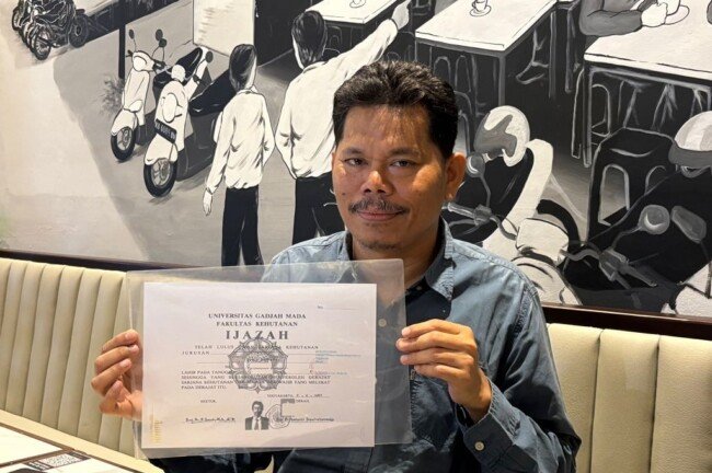 bonatua silalahi memperlihatkan salinan ijazah.jpg