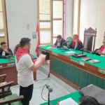 Direktur CV Promiseland Amsal Christy Sitepu saat membacakan pembelaan.jpg