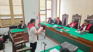 Direktur CV Promiseland Amsal Christy Sitepu saat membacakan pembelaan.jpg