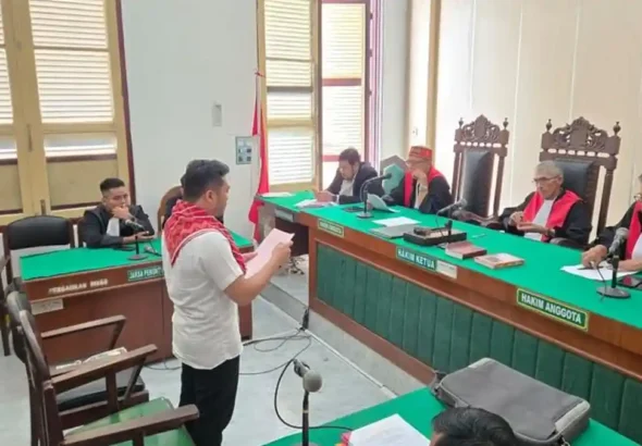 Direktur CV Promiseland Amsal Christy Sitepu saat membacakan pembelaan.jpg