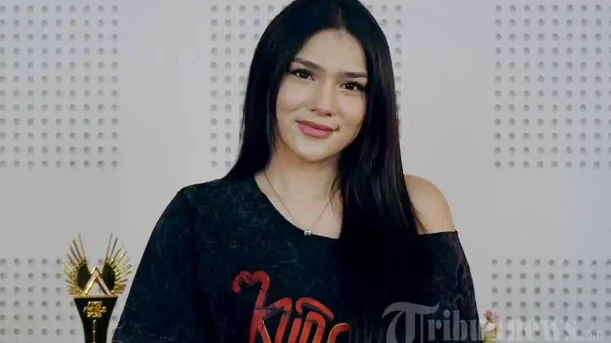 Profil Davina Karamoy, Aktris yang Kembalikan Uang Saku Umrah