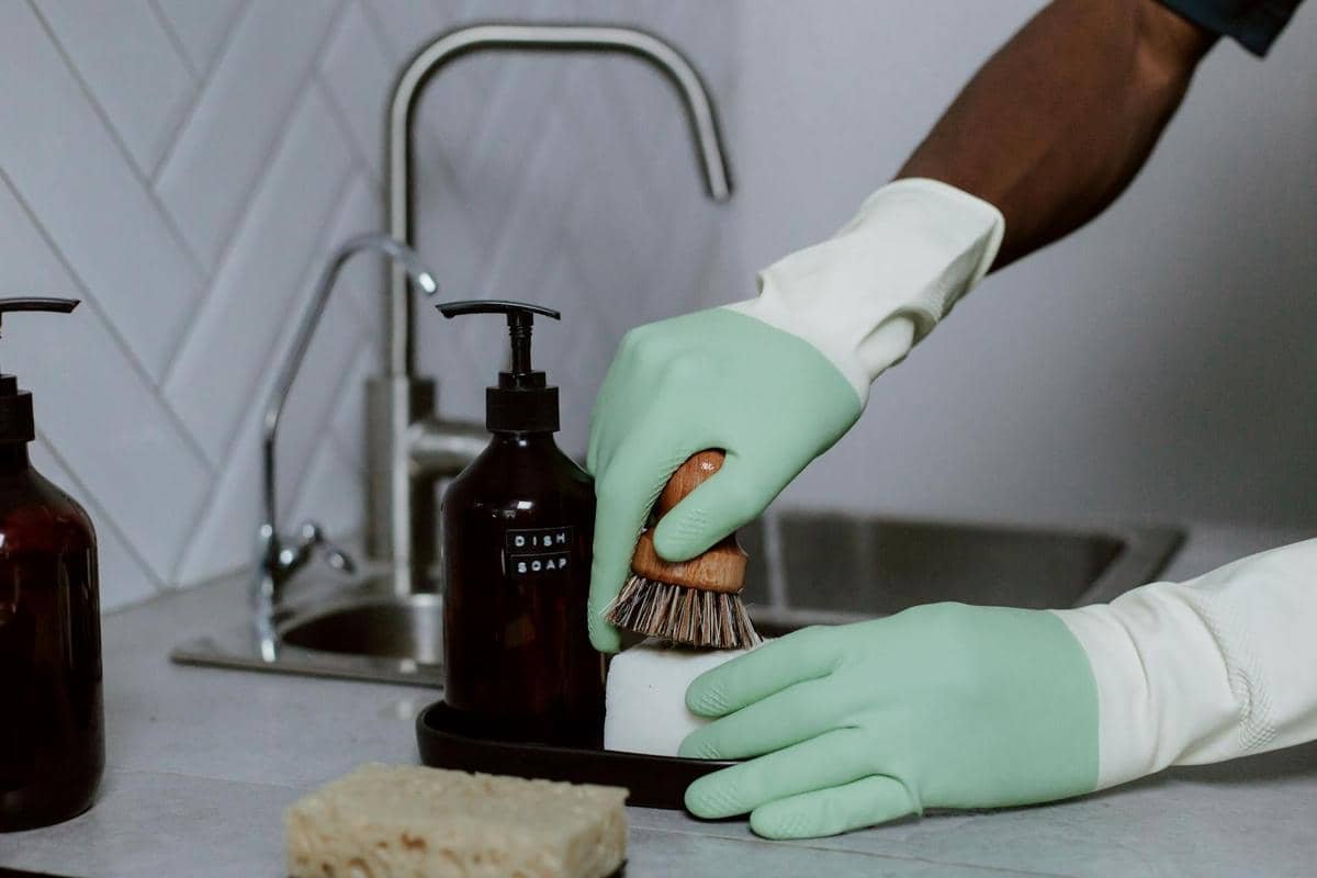 7 cara efektif menghilangkan noda minyak kering