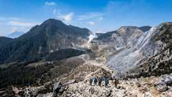 Pesona Gunung Papandayan, Surga Edelweiss dan Hutan Mati Jawa Barat