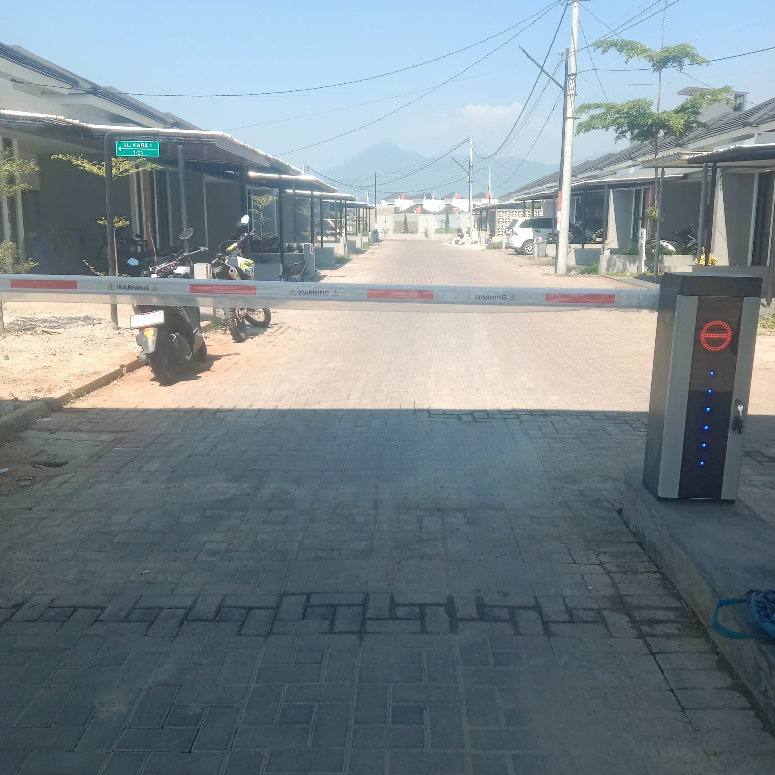 Pemasangan palang parkir atau portal otomatis berbasis RFID Stand Alone di BUMI KARA Residence menjadi langkah modern dalam meningkatkan keamanan, kenyamanan, dan kontrol akses kendaraan penghuni perumahan.