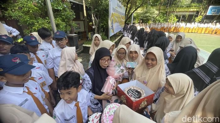 SMPN 1 Lamongan Lepas Ratusan Siswa dengan Tradisi Sungkem dan Budaya Jawa