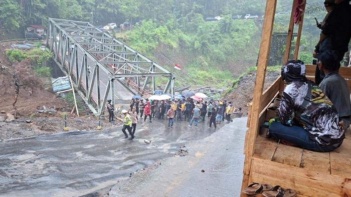 Mendagri Pantau Jembatan Enang-Enang di Bener Meriah Meski Hujan