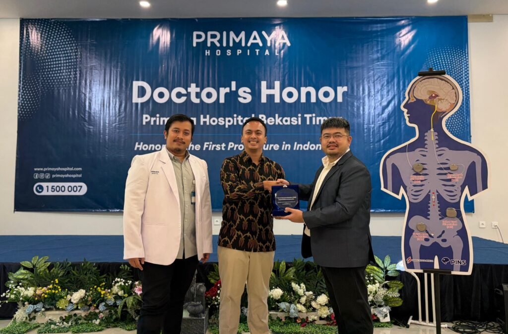  (dari kiri ke kanan): dr. Muhamad Aulia Rahman, Sp.BS-FTB, FINSS, Dokter Spesialis Bedah Saraf Konsultan Tulang Belakang Primaya Hospital Bekasi Timur; Dr. dr. Meizar Rizaldi, M.Ked.Klin., MM., MBA., FISQua, Direktur Primaya Hospital Bekasi Timur, menerima penghargaan simbolis dari dr. Aditya Pratama, M.M., perwakilan PINS Medical, sebagai bentuk apresiasi atas inovasi layanan Sacral Neuromodulation (SNM) dalam acara Doctor's Honor di Primaya Hospital Bekasi Timur.
