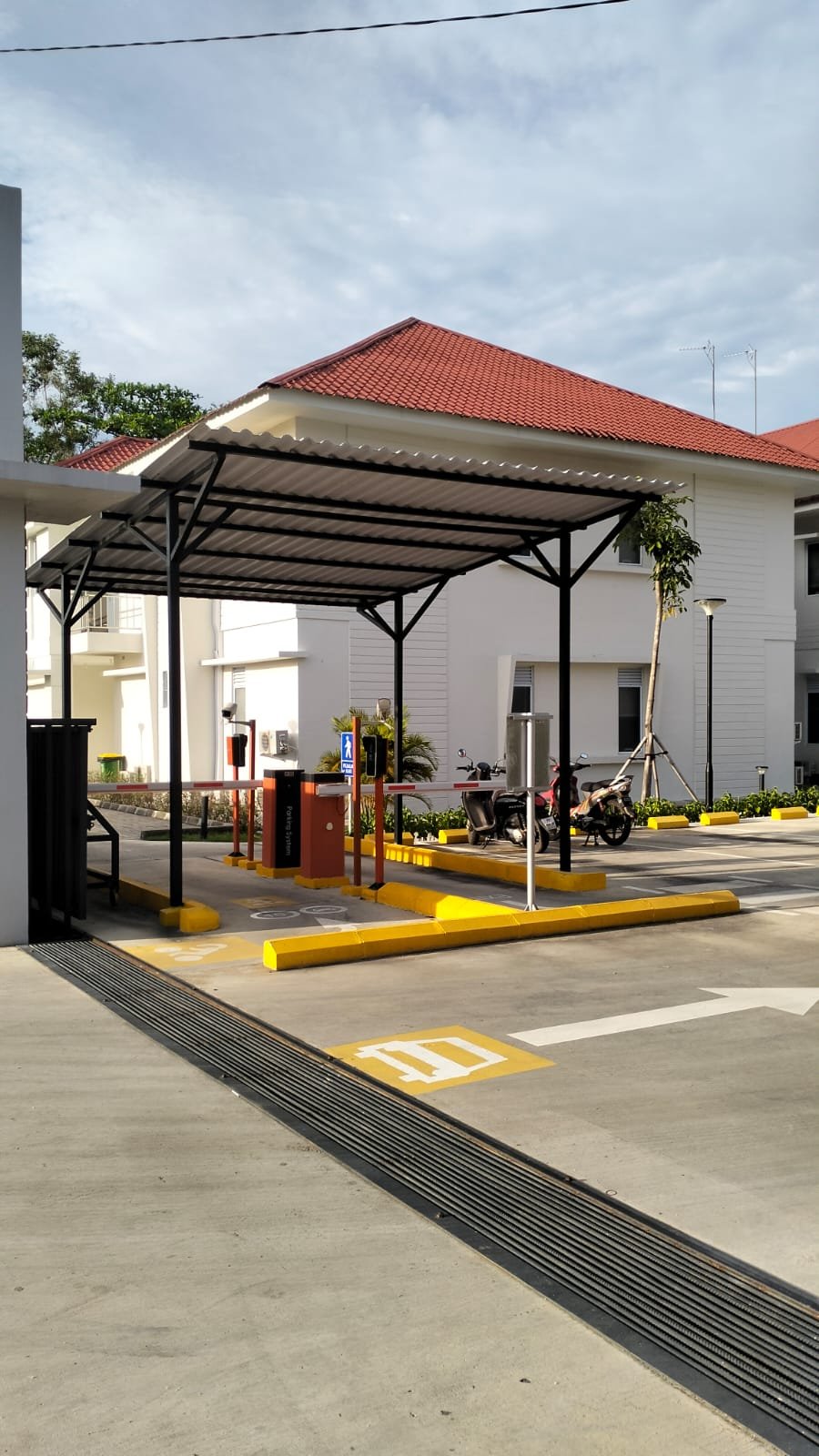 Dalam implementasinya, tidak semua palang parkir otomatis memiliki kualitas yang sama. Para ahli merekomendasikan penggunaan perangkat yang memenuhi standar industri, dengan fitur keamanan seperti sensor anti-crush untuk mencegah palang menimpa kendaraan, kecepatan buka-tutup yang optimal, serta ketahanan terhadap berbagai kondisi cuaca.