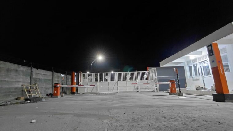 Palang Parkir Otomatis , Solusi Digitalisasi Parkir Non Tunai Berbasis RFID