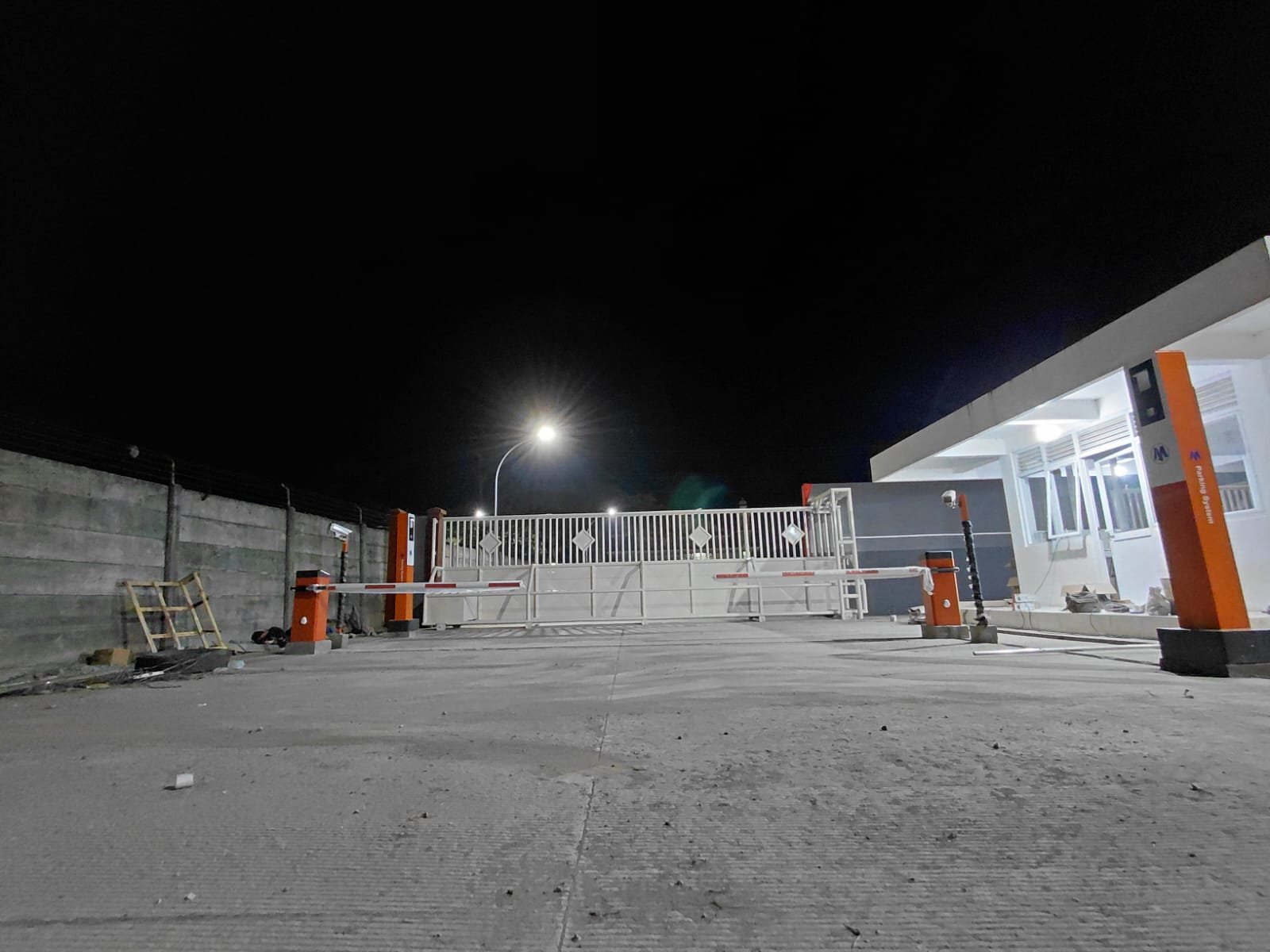 Palang Parkir Otomatis , Solusi Digitalisasi Parkir Non Tunai Berbasis RFID