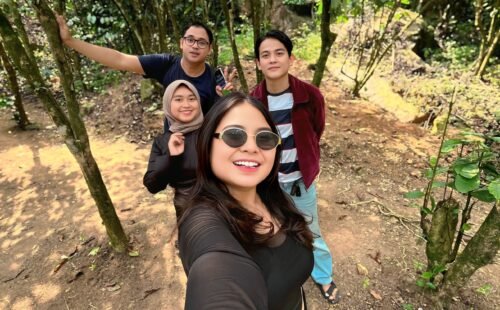 Berawal dari Rekan Kerja, Berakhir Jadi Keluarga Kedua: Kisah Persahabatan Fazar, Elita, Mentari, dan Andri